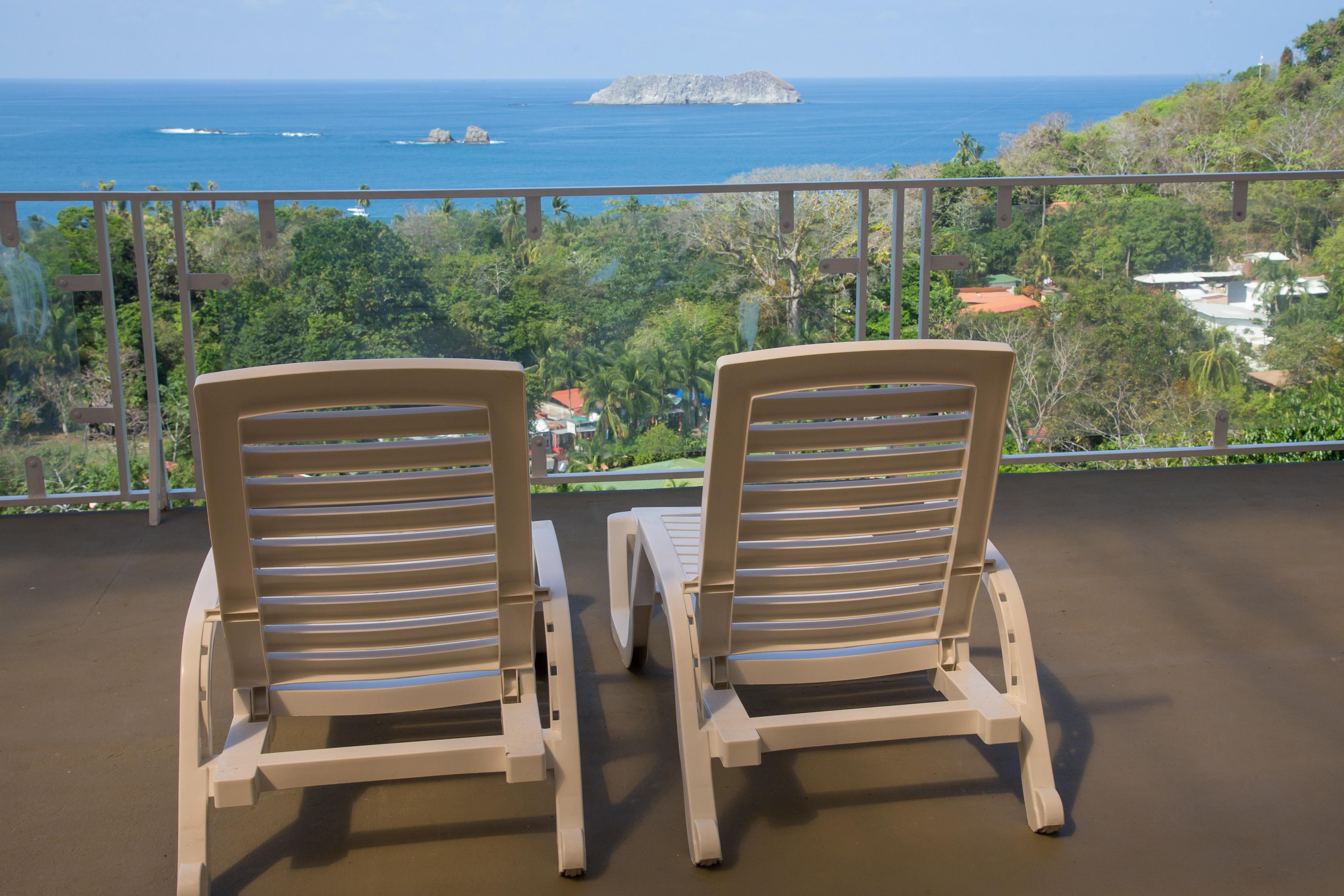 El Faro Containers 3* Manuel Antonio