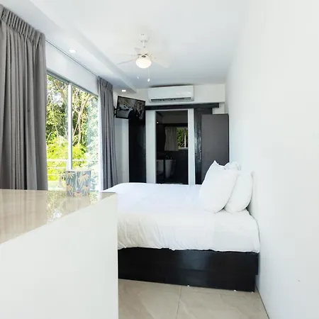 El Faro Containers Beach Hotel Manuel Antonio Exterior photo